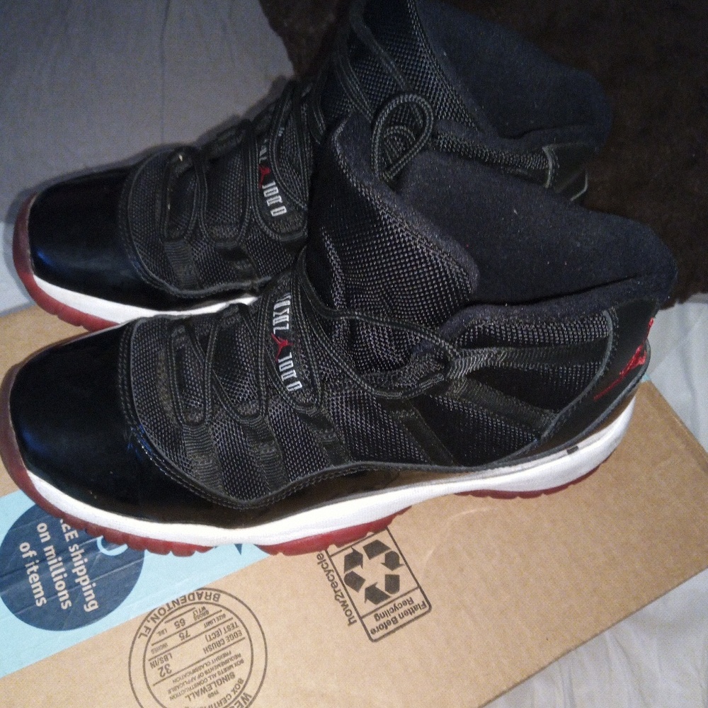Kids Jordan good condition black and white, red